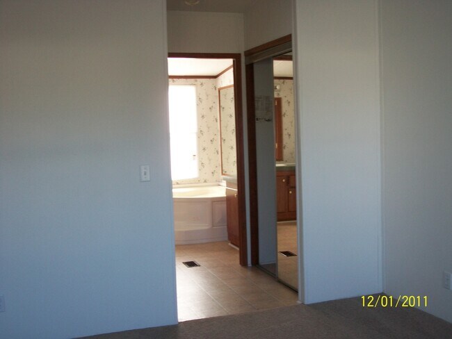 Building Photo - 3 bedroom, 2 bath, large bonus room, large covered porch, mobile home