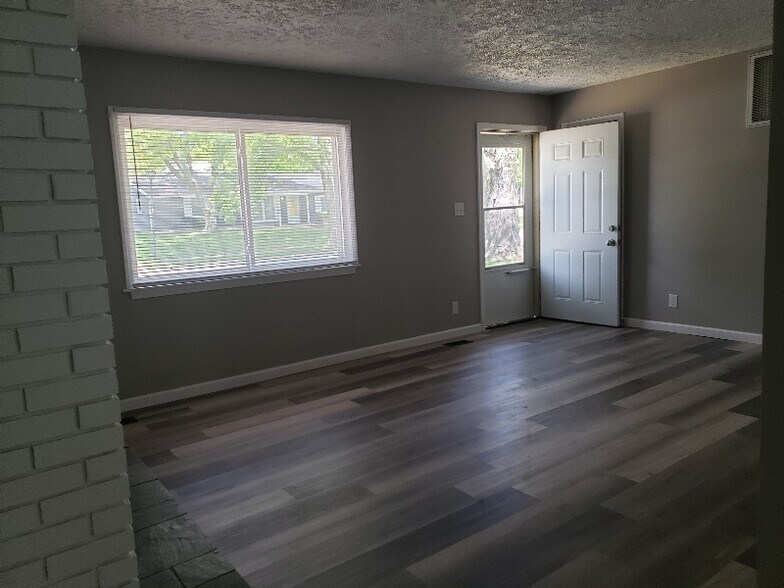 Building Photo - 6726 Baytree Dr