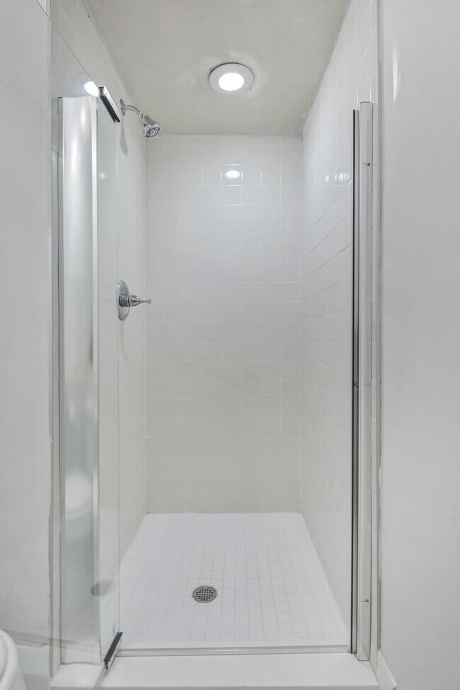 Building Photo - Beautifully Renovated 2BR/2BA with Community Pool!