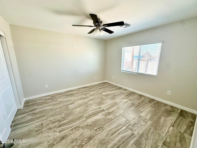 Building Photo - 734 E Hazel Dr