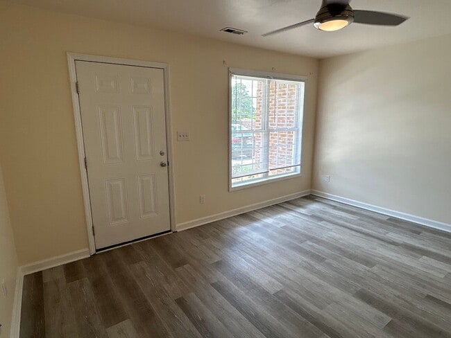 Building Photo - Updated 2 Bed | 2.5 Bath Townhouse in Clay...