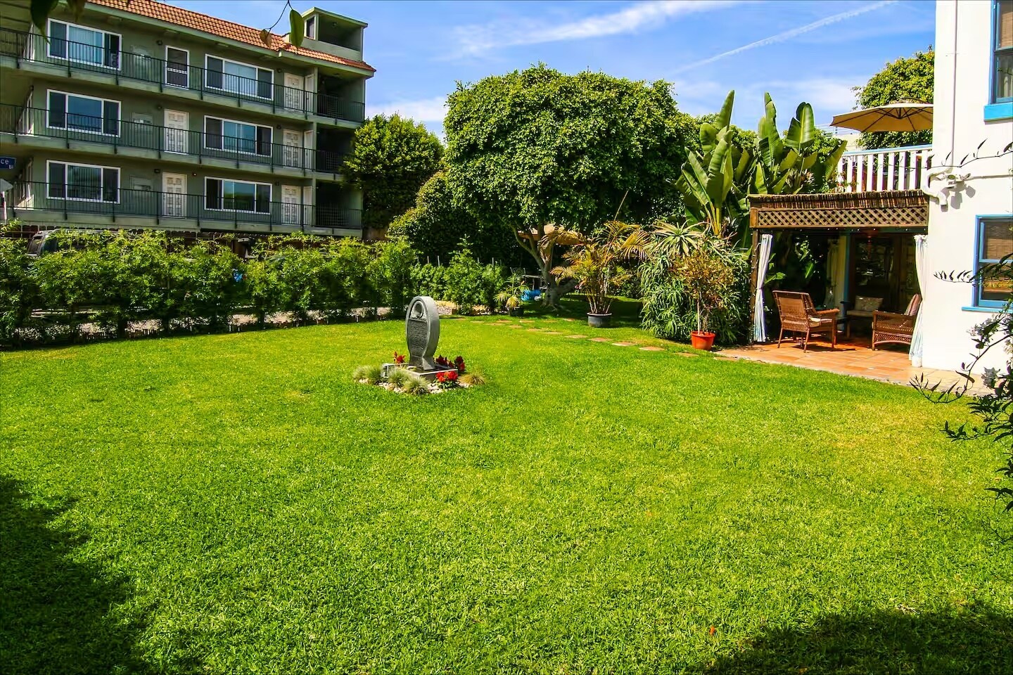Large yard with Gated Parking ~ just beyond hedges (center left). - 14 S Venice Blvd