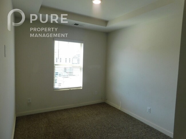 Building Photo - 672 The Heights Ln