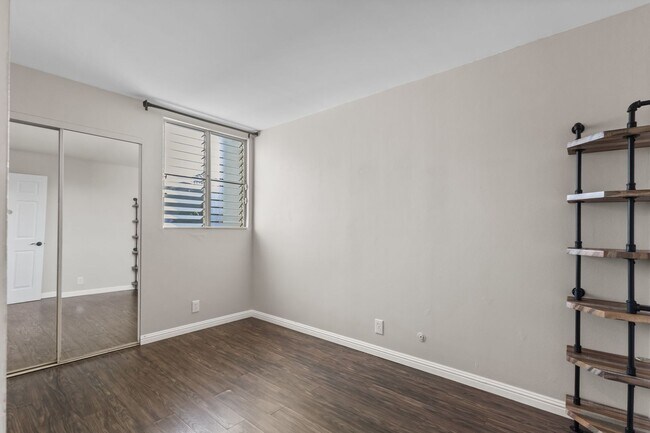 Building Photo - Spacious 3-Bed, 2-Bath Pet-Friendly Townhome in Prime Aiea Location – End Unit with Private Lanai...