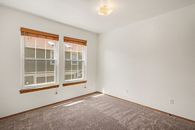 Building Photo - Conveniently Located 3BR/2.5 Bath Townhome