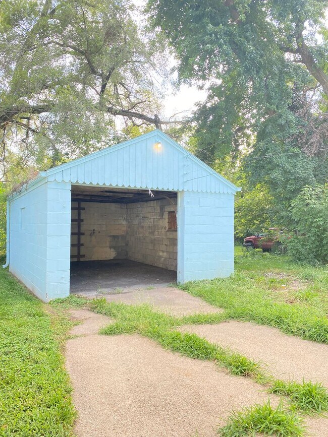 Building Photo - Cozy 4 bed 1.5 bath with a detached garage