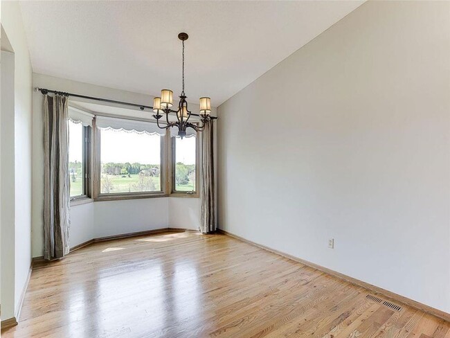 Building Photo - Spacious 4+ Bedroom with Vaulted Family Room, Fireplace, Panoramic Views, Bonus Room, Pets OK!