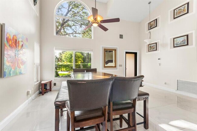Building Photo - 9210 Oak Grove Cir