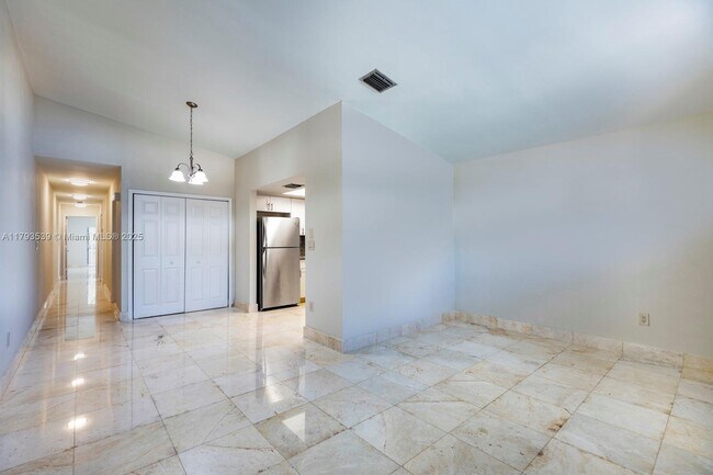 Building Photo - 2733 SW 31st Pl