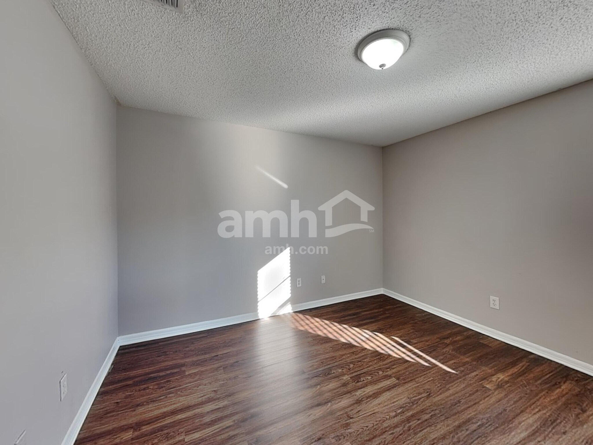 Building Photo - 1921 Knollcrest Dr