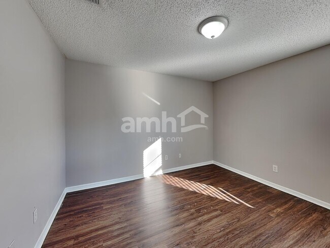 Building Photo - 1921 Knollcrest Dr