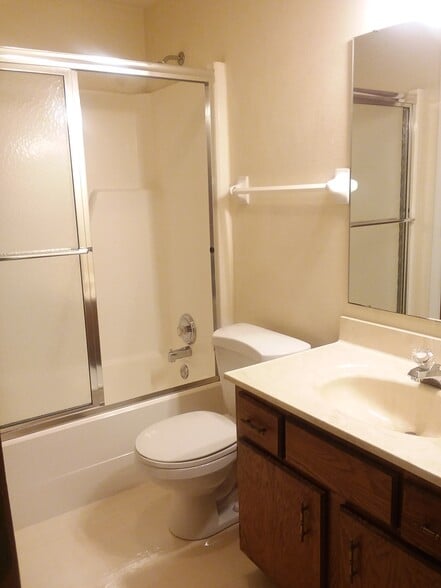Full bathroom with linen closet - 9507 Centerbrook Ct