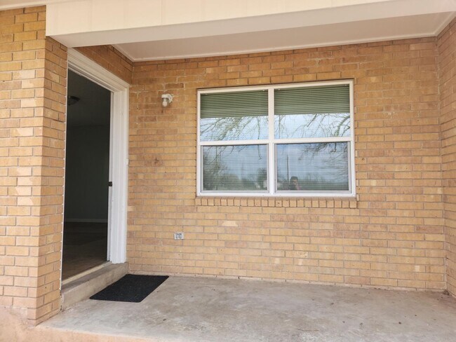 Building Photo - Amazing home on large property