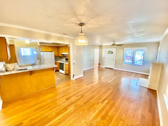 Building Photo - Adorable Home in Mid-town Sacramento!