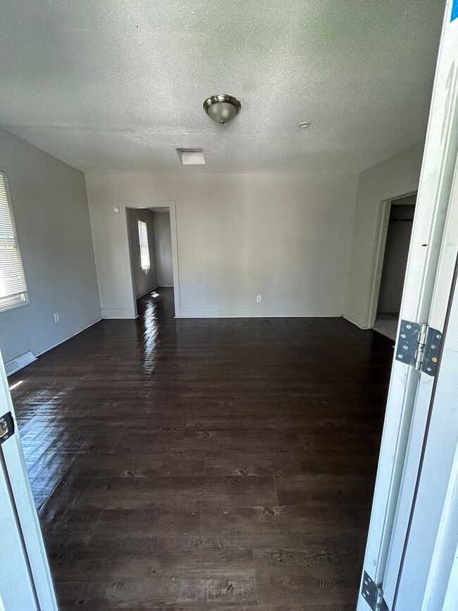 Building Photo - 3 bed 1 bath