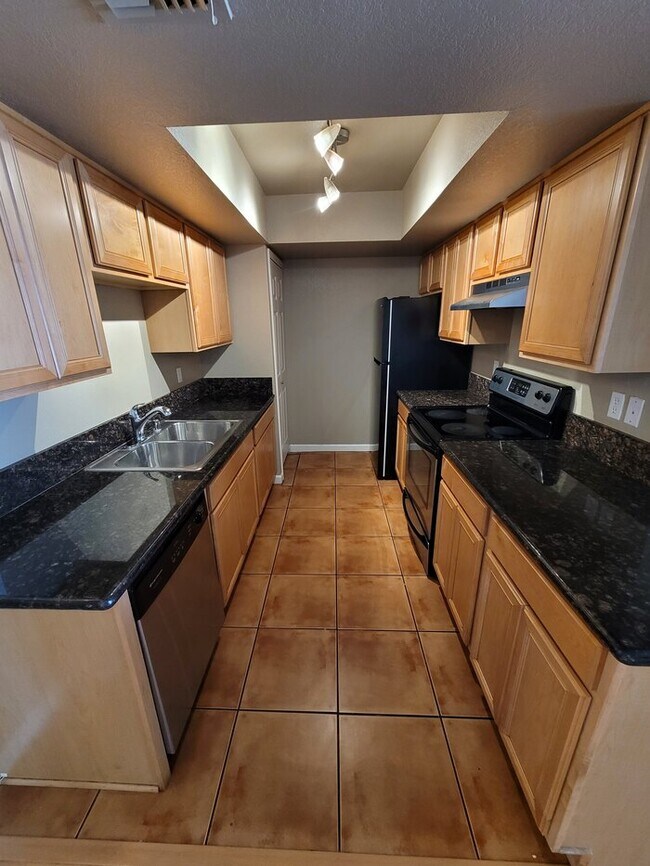 Building Photo - 2/2 Condo for rent near 7th Ave & Camelback