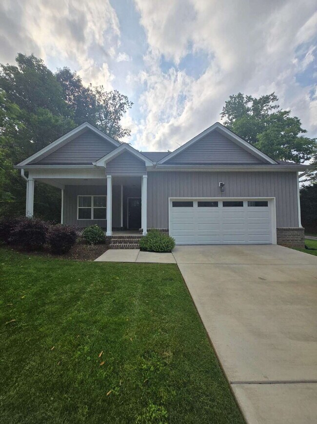 Primary Photo - Charming 3-Bedroom Retreat Near Hamilton P...