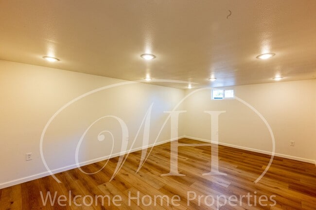 Building Photo - Spacious 5 Bedroom Home with Fenced Yard & Covered Parking