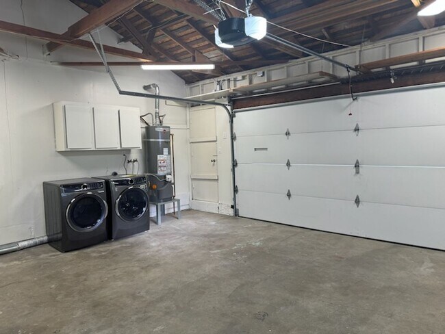 Building Photo - Beautiful 3 Bedroom 1.5 Bath Home, Close to Santana Row.