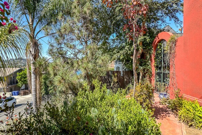 Building Photo - 1024 Coronado Terrace