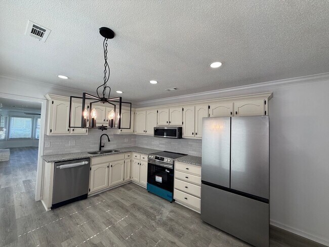 Building Photo - 425 Autumnwood Dr SW