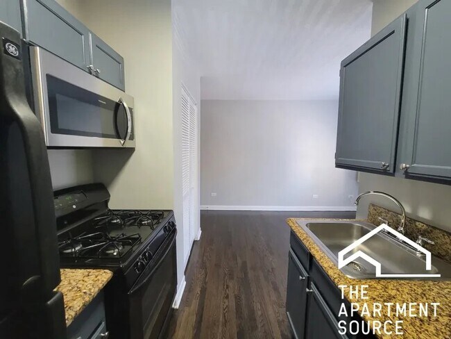Building Photo - 3524 N Marshfield Ave