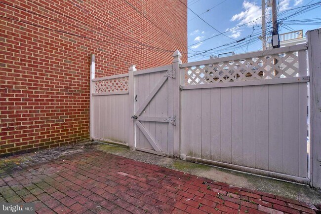 Building Photo - 1412 Battery Ave