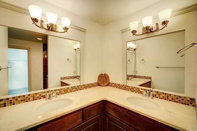 Building Photo - 2bd/2.25ba Seattle Townhome