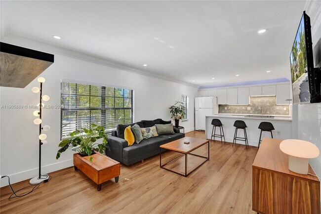 Building Photo - 815 NE 28th St