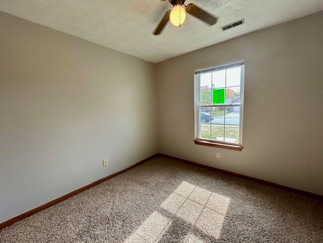 Building Photo - Stunning 3 Bedroom/2 Bath home in Pike Tow...