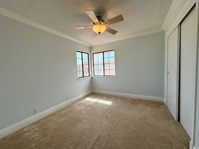 Building Photo - Please contact Vaughn Realty to set up an ...
