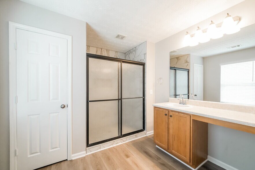 Building Photo - 2240 Valley Creek Dr