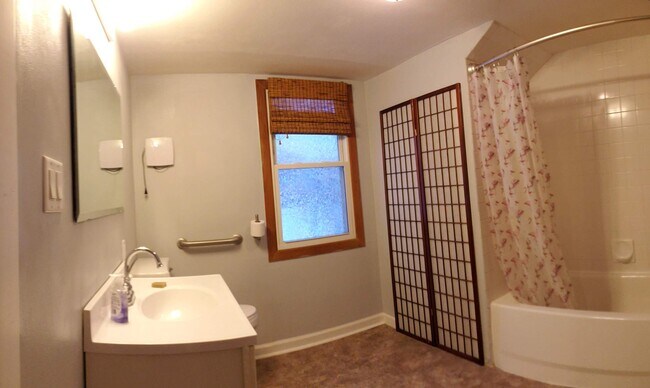 Main Bathroom - 610 Walnut St