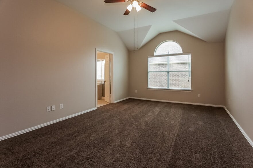 Building Photo - 1141 Lakeside Dr