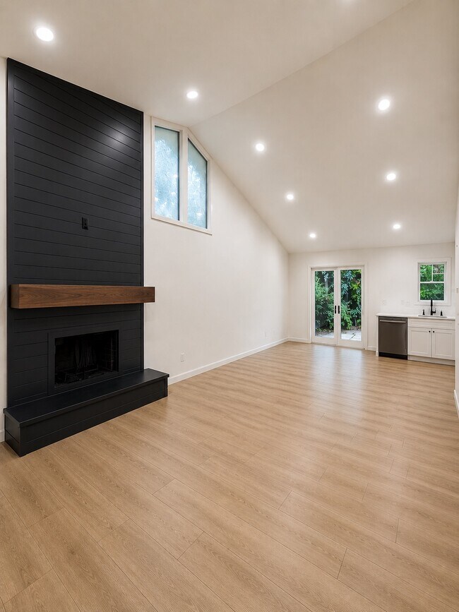 Building Photo - 2112 Valley Oaks Dr SE