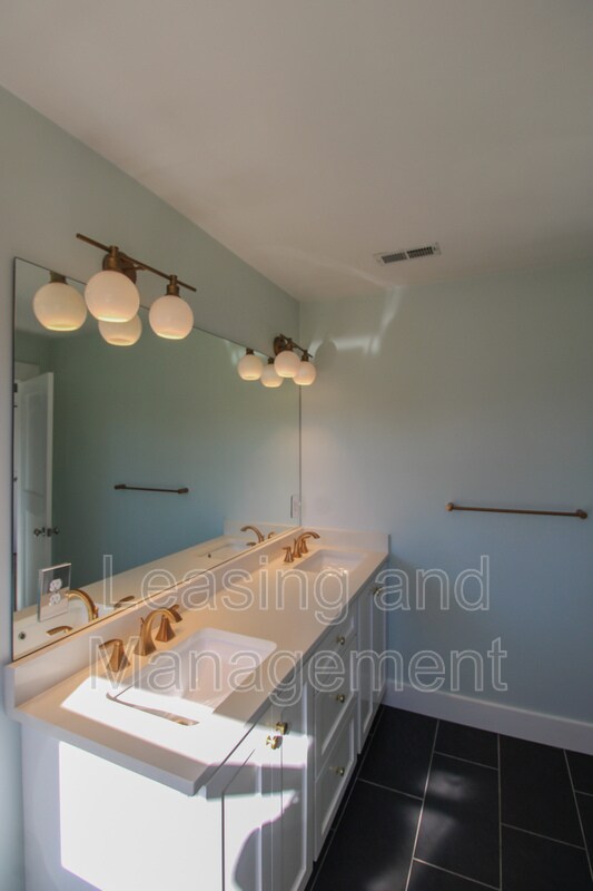 Building Photo - 823 Jordan St