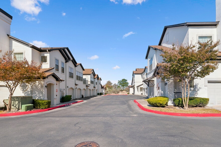 Building Photo - Estates at Canyon Ridge
