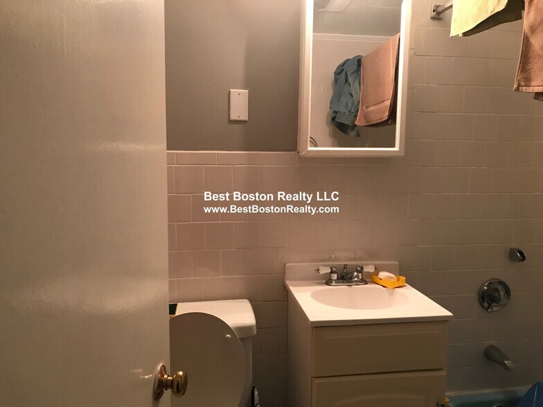 Building Photo - 639 Somerville Ave