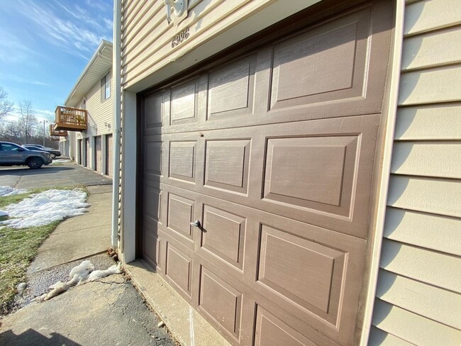 Building Photo - 2 Bedroom Townhome