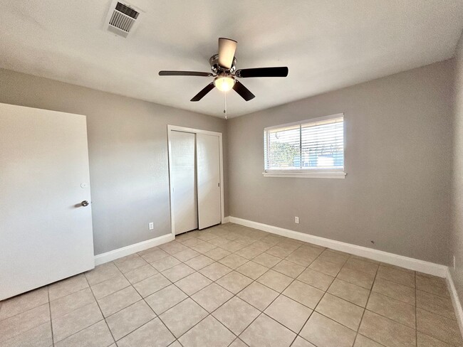 Building Photo - CENTRAL 3BR Private home!  Discounted Move...