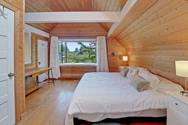 Building Photo - Phenomenal QA Home!