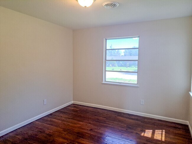 Building Photo - Renovated 4 bedroom 2.5 bath