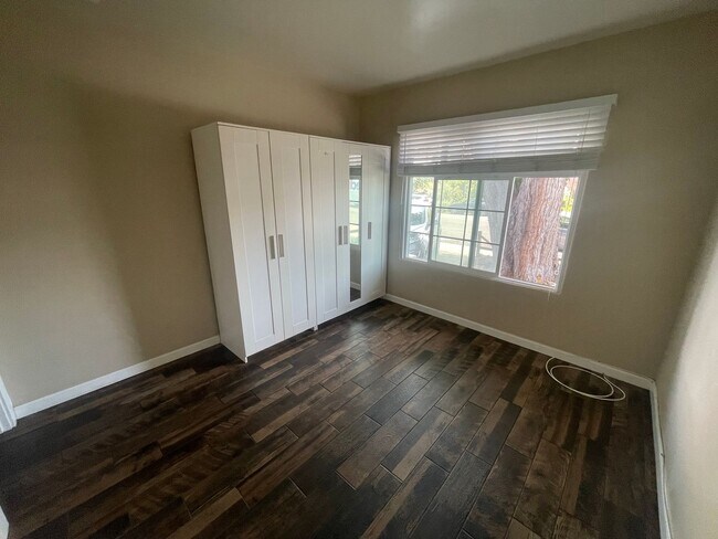 Building Photo - Beautiful 2 Bedroom Home with Large Yard