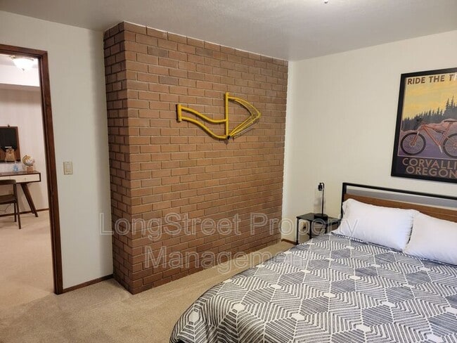 Building Photo - 2720 NW Glenwood Dr