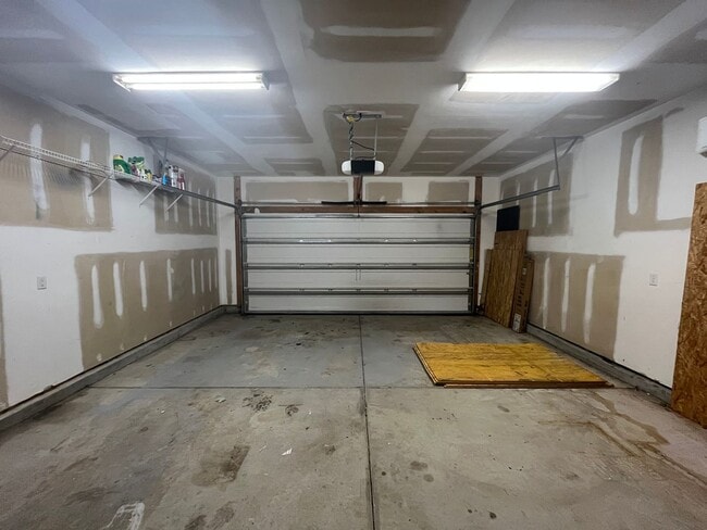 Building Photo - Beautiful 4 Bedroom in Dorchester II School District