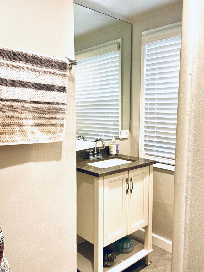 Building Photo - 7236 Oakdale Ave