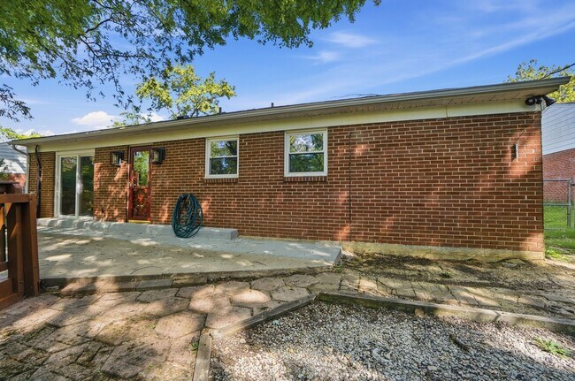 Building Photo - Three Bedroom Home with Great Outdoor Entertainment Space!