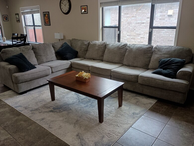 Building Photo - Room in House on Arabian King