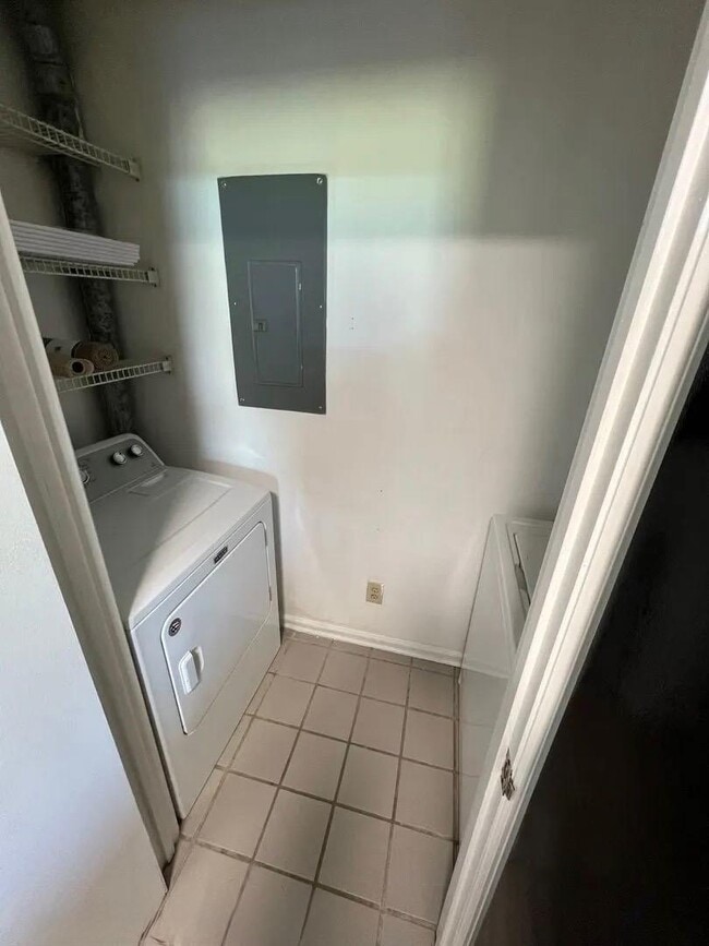 Building Photo - 1000 Stonegate Dr