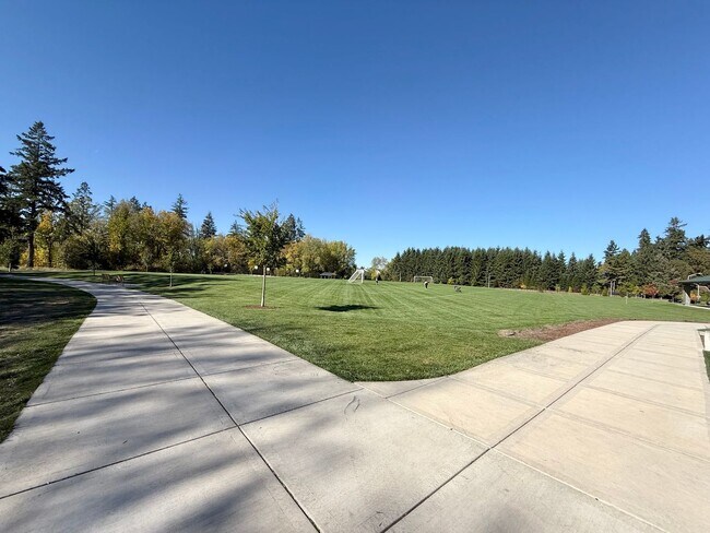 Building Photo - Updated 4 Bedroom Home with Stunning Private Backyard
